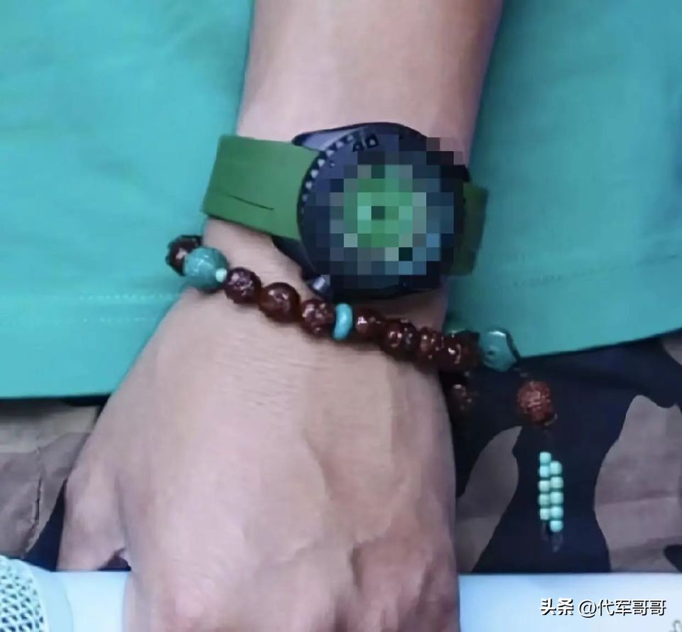 凤凰传奇曾毅塌房？公开佩戴不雅手表，黑历史曝光，玲花受牵连
